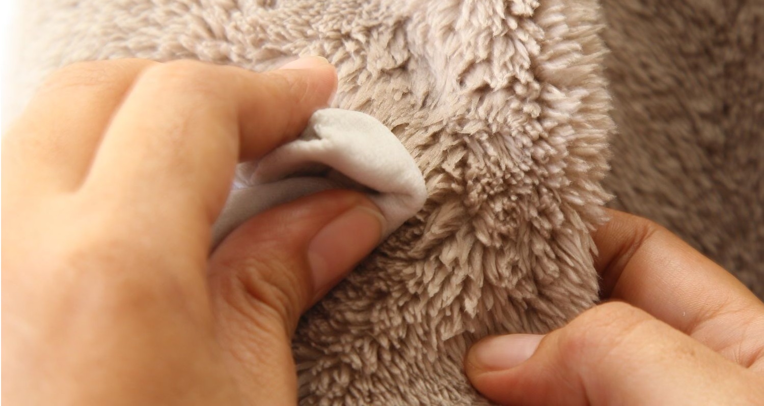 limpando um casaco de pele de carneiro sem água