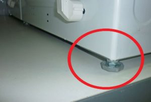 Kā noregulēt Bosch veļas mazgājamās mašīnas kājas?