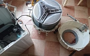 Hur tar man bort trumman på en Kandy tvättmaskin?