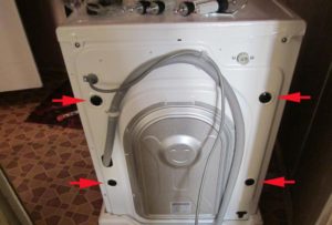 Transportēšanas skrūvju noņemšana no Candy veļas mašīnas