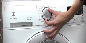 Bật máy giặt Electrolux