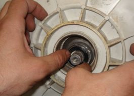 Replacing the oil seal on a Zanussi washing machine