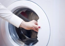 Paano buksan ang pinto ng isang Electrolux washing machine