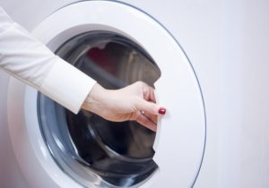 Hogyan lehet kinyitni az Electrolux mosógép ajtaját?