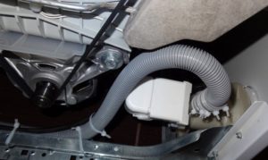 Paano baguhin ang drain hose sa isang Electrolux washing machine?