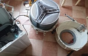 Hur tar man bort trumman från en Electrolux tvättmaskin?