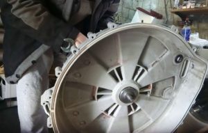 Hoe verwijder je de trommel uit een Zanussi-wasmachine?