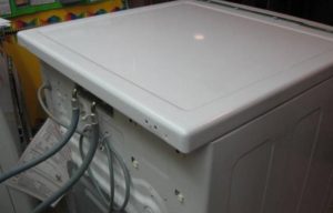 Hogyan távolítsuk el az Electrolux mosógép fedelét?