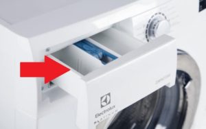Var man häller pulver i en Electrolux tvättmaskin