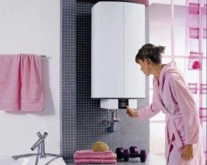 varmvattenberedare i badrummet