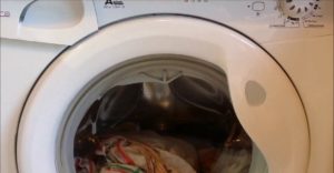 La lavadora de Kandy se queda atascada con agua y ropa sucia