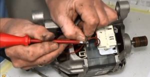 processus de remplacement des balais sur un moteur Electrolux 