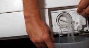 vidanger l'eau à travers un filtre à ordures légèrement ouvert