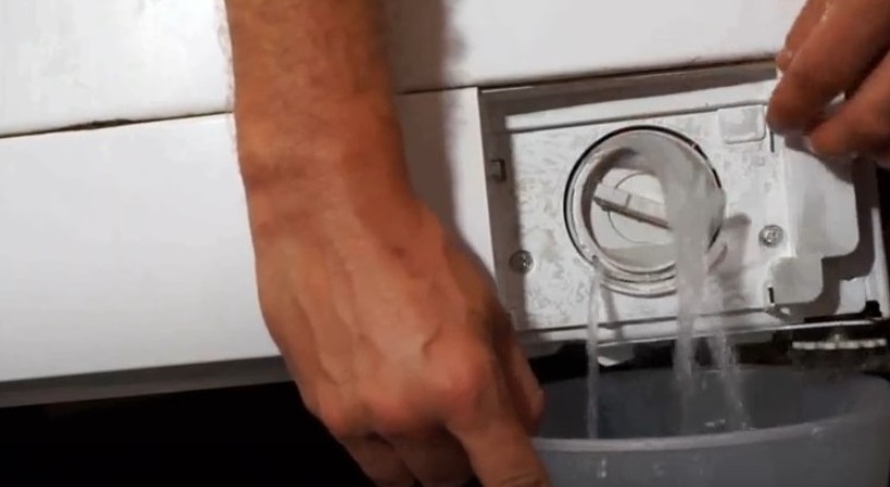 scurgeți apa printr-un filtru de gunoi ușor deschis