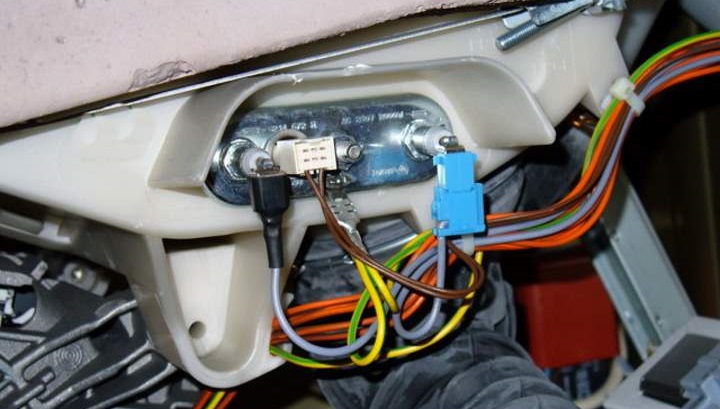 távolítsa el a vezetékeket a fűtőelemről és a hőmérséklet-érzékelőről
