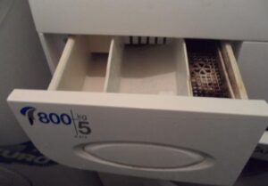 Comment retirer le bac à poudre de la machine à laver Ardo ?