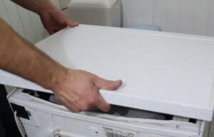 Jak otevřít horní kryt pračky Ardo?