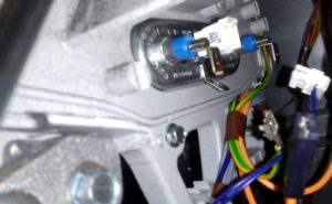 Làm cách nào để thay đổi bộ phận làm nóng trên máy giặt Whirlpool?