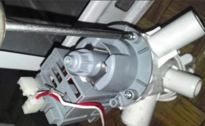 Paano baguhin ang drain pump ng isang Whirlpool washing machine?