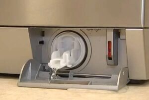 Com netejar el filtre d'una rentadora AEG?