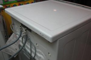 Ako odstrániť veko práčky Whirlpool?