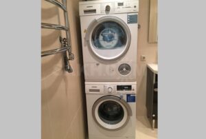 Instalação de máquina de lavar e secar roupa Siemens em coluna
