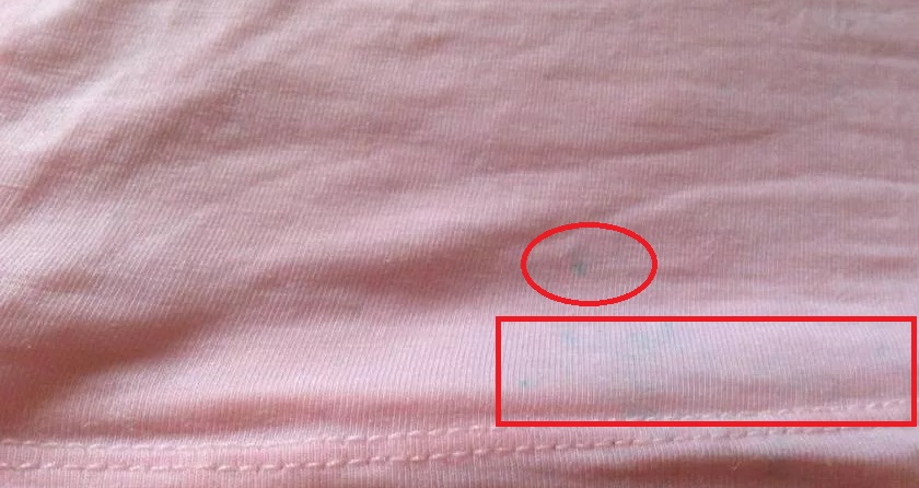 Auf der Kleidung bleiben Spuren von ungewaschenem Pulver zurück