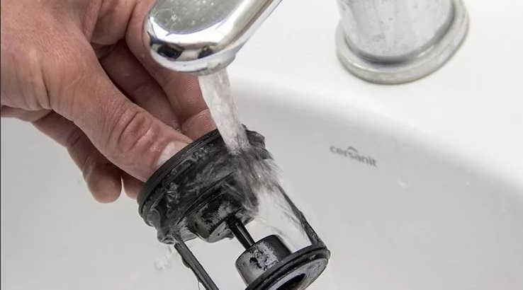 rửa bộ lọc dưới vòi nước chảy