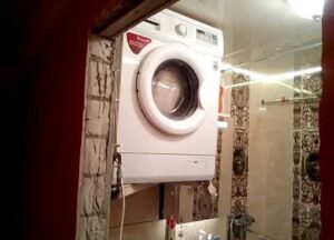 Hvordan hænger man en vaskemaskine på væggen?