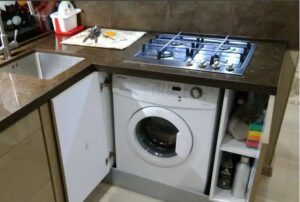 Er det muligt at placere en kogeplade over en vaskemaskine?