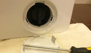 Nililinis ang filter ng washing machine ng Siemens