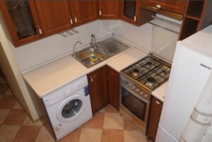 Hogyan helyezzünk el hűtőszekrényt és mosógépet egy kis konyhában?