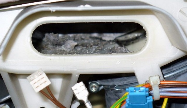Retire el cable a través del orificio de montaje del elemento calefactor.
