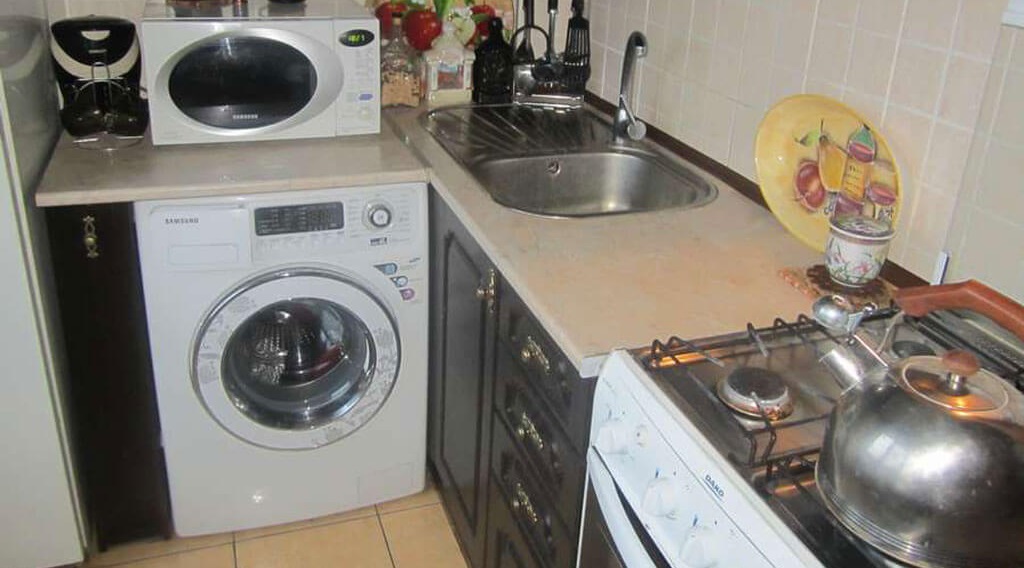 วางเครื่องซักผ้าไว้ใกล้กับอ่างล้างจานมากขึ้น