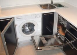 ห้องครัวพร้อมเครื่องซักผ้าและเครื่องล้างจาน