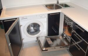Køkken med vaskemaskine og opvaskemaskine