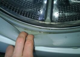 Защо водата остава в маншета на пералната машина?