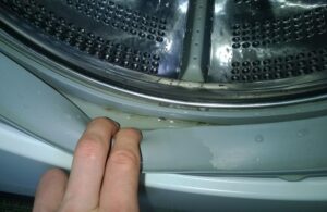 Pourquoi l'eau reste-t-elle dans le brassard de la machine à laver ?