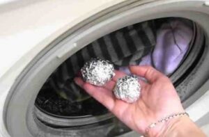 Kas notiek, ja veļas mašīnā ievietosiet folijas bumbiņas?