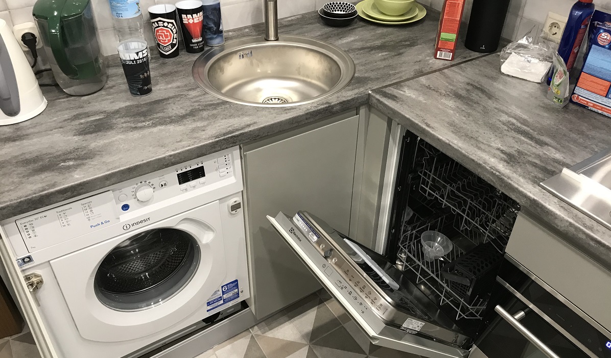 oppvaskmaskin og vaskemaskin passer i et lite kjøkken