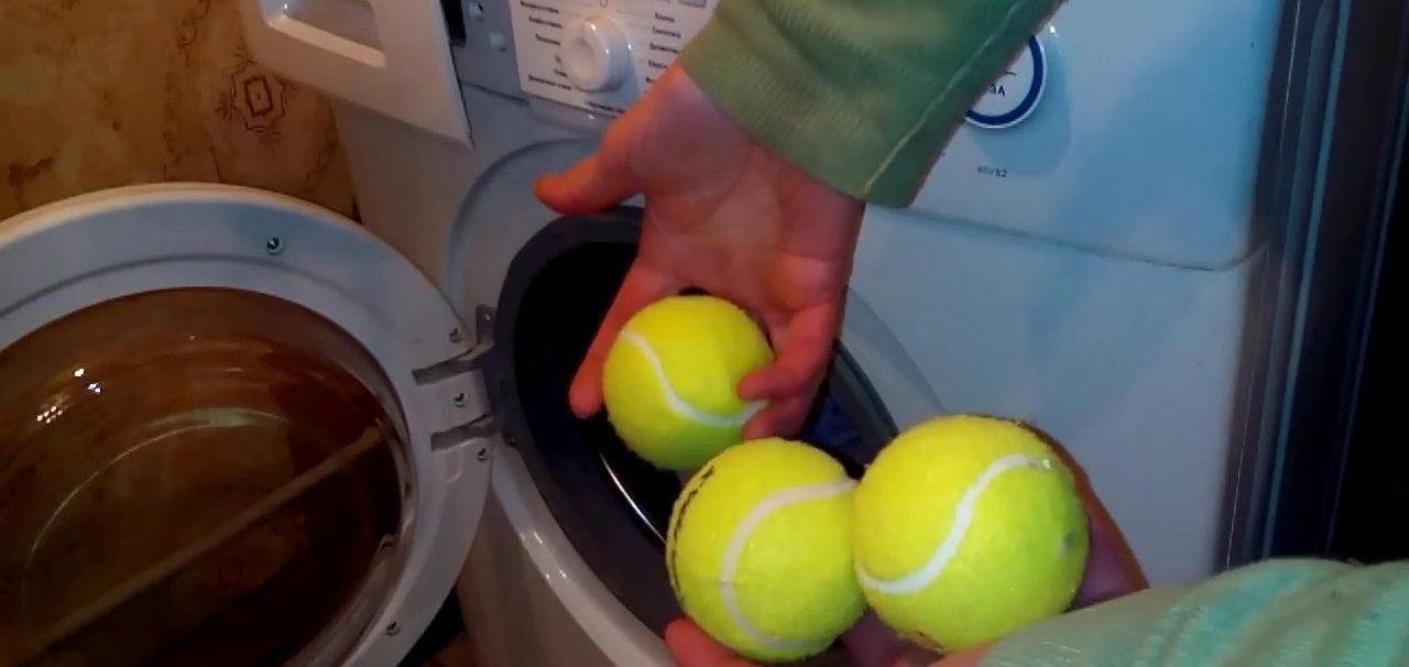 tenisové míčky ve stroji