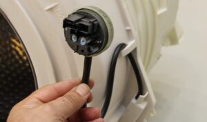 Çamaşır makinesindeki basınç şalteri nasıl değiştirilir?
