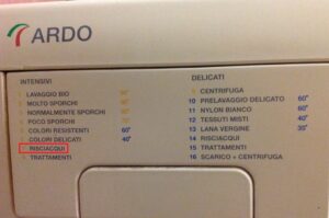 Kā jūs tulkojat vārdu "Risciacqui" veļas mašīnā?