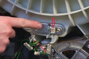 Hvordan fjerner man temperatursensoren i en vaskemaskine?