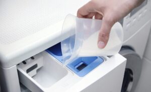 Где додати средство за уклањање мрља у машини за прање веша?