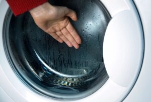 De wasmachine verwarmt het spoelwater