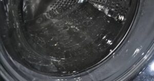 Hay agua en el tambor de la lavadora.