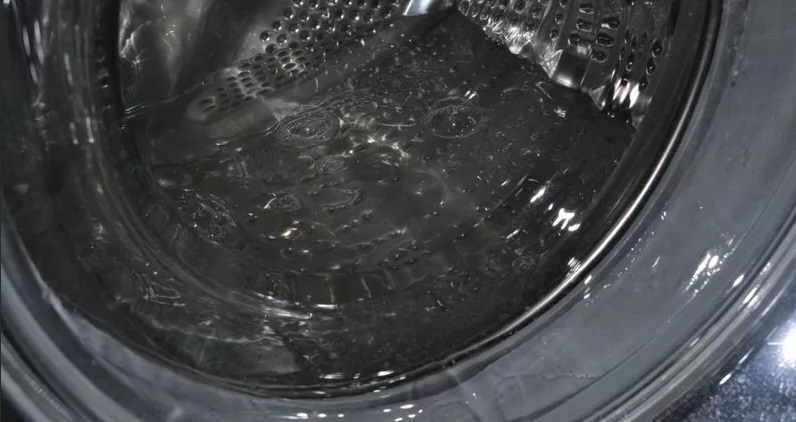 У машини за прање веша има воде у бубњу