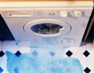 De l'eau s'échappe de la machine à laver lors du lavage