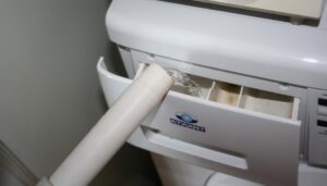 Paano manu-manong ibuhos ang tubig sa isang awtomatikong washing machine?